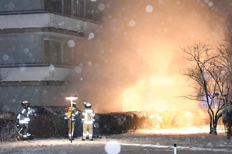 Bereits bei Eintreffen des ersten Fahrzeuges der Freiwilligen Feuerwehr Planegg war
eine starke Verrauchung des Treppenhauses feststellbar, so dass sofort ein weiterer
Zug nachalarmiert wurde.