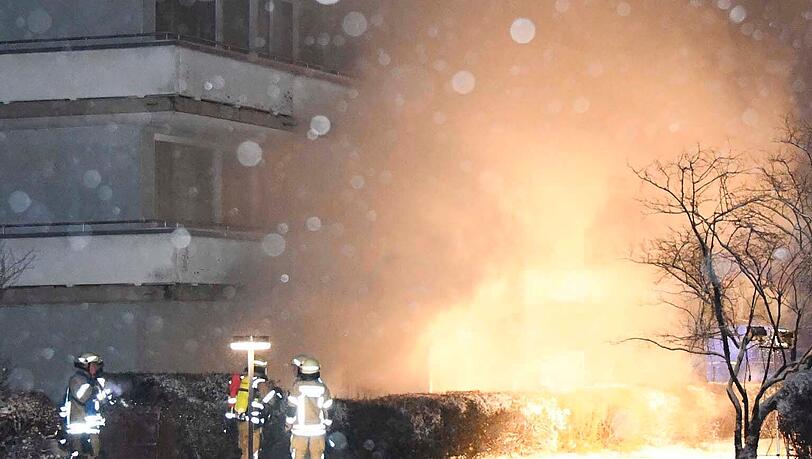Bereits bei Eintreffen des ersten Fahrzeuges der Freiwilligen Feuerwehr Planegg war
eine starke Verrauchung des Treppenhauses feststellbar, so dass sofort ein weiterer
Zug nachalarmiert wurde. Bereits bei Eintreffen des ersten Fahrzeuges der Freiwilligen Feuerwehr Planegg war
eine starke Verrauchung des Treppenhauses feststellbar, so dass sofort ein weiterer
Zug nachalarmiert wurde.