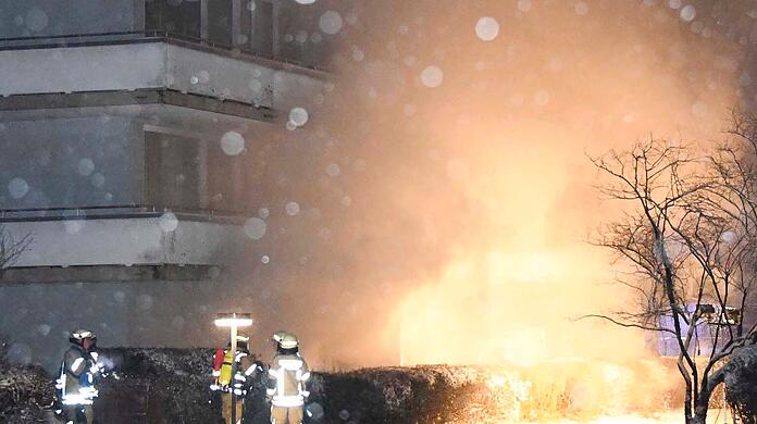 Bereits bei Eintreffen des ersten Fahrzeuges der Freiwilligen Feuerwehr Planegg war
eine starke Verrauchung des Treppenhauses feststellbar, so dass sofort ein weiterer
Zug nachalarmiert wurde.