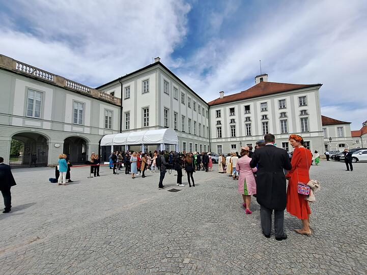 Die Gäste strömen zum Empfang ins Schloss