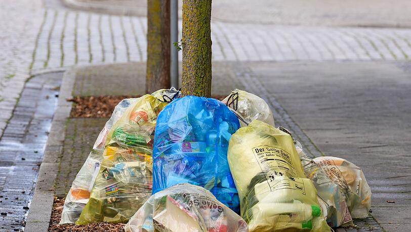 Müll aus Haushalten am Straßenrand - der größte Posten bei den Abfällen entsteht allerdings anderswo. (Archivbild)