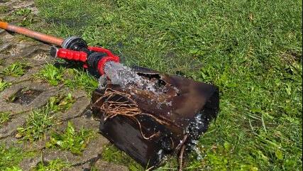 Mit Wasser aus dem Schlauch wird der Akku gekühlt.