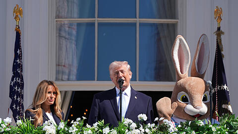 Donald Trump, die First Lady Melania und der Osterhase.