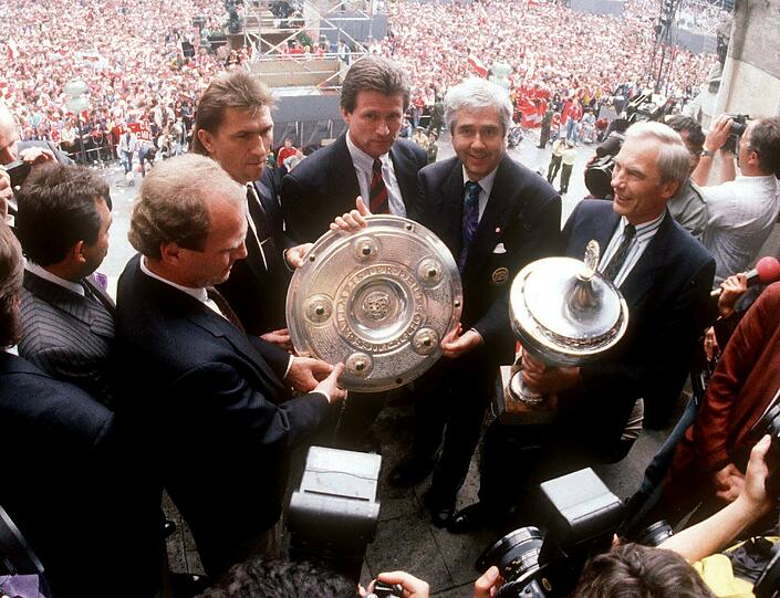 Saison 1989/1990: Die Meisterfeier der Bayern auf dem Rathausbalkon. Von links: Manager Uli Hoeneß, Klaus Augenthaler, Trainer Jupp Heynckes, Präsident Dr. Fritz Scherer und Münchens Oberbürgermeister Georg Kronawitter.