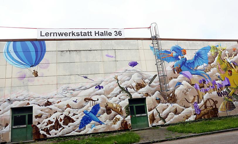 Bunt besprüht: Die Halle 36 auf dem Gelände der Bayernkaserne.