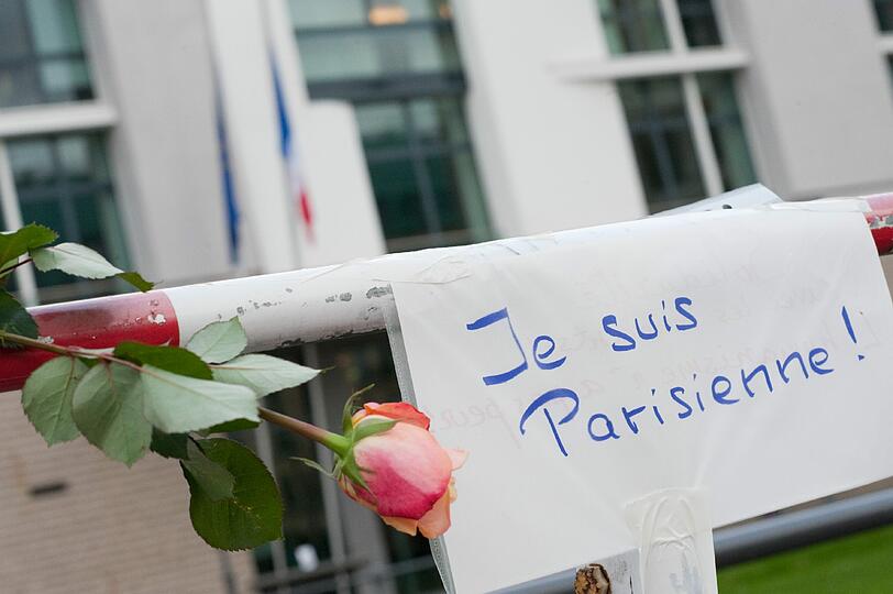 Bestürzt, aber nicht gewillt ihre Grundsätze aufzugeben. "Ich bin aus Paris!"