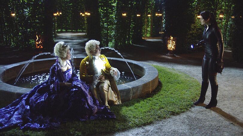 Keine Barockparty: Gwen (Maria Ehrich, re.) begegnet durch einen Zeitsprung Lady Amalia (Emilia Schüle) und James (Kostja Ullmann).