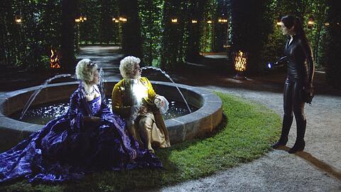 Keine Barockparty: Gwen (Maria Ehrich, re.) begegnet durch einen Zeitsprung Lady Amalia (Emilia Schüle) und James (Kostja Ullmann).