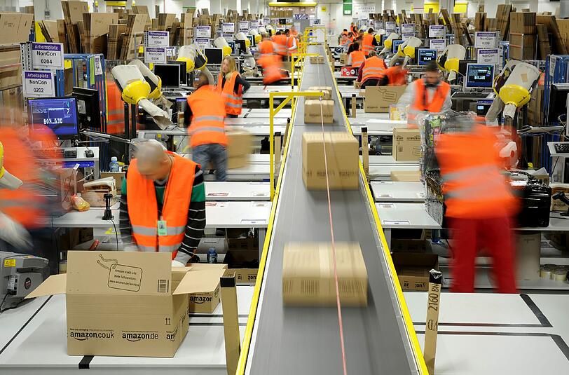 Versandabteilung des Amazon-Logistikzentrums in Pforzheim: Im zweiten Quartal 2016 gingen 43,5 Millionen Menschen einer Erwerbstätigkeit nach - 529 000 mehr als ein Jahr zuvor. Foto: Jan-Philipp Strobel/dpa