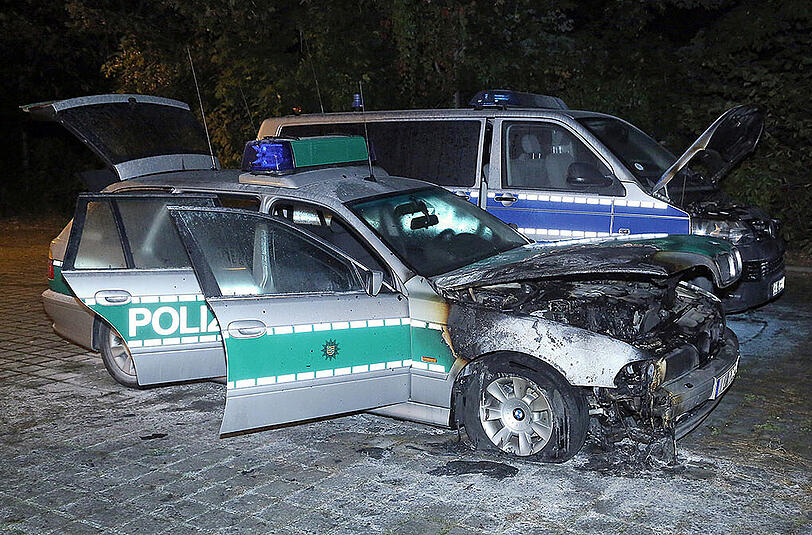 Unbekannte haben in Dresden am Vorabend der Einheitsfeier drei Polizeiautos angezündet.
