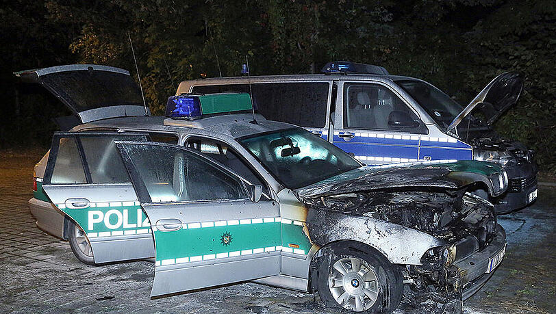 Unbekannte haben in Dresden am Vorabend der Einheitsfeier drei Polizeiautos angezündet.