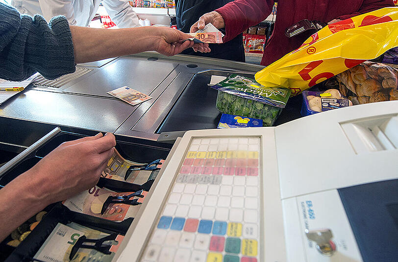 Die Betrügerin ließ die Karten erst an der Kasse scannen, um sie dann unbemerkt verschwinden zu lassen. (Symbolbild)