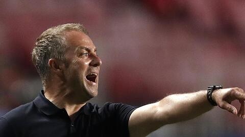 Bayern Trainer Hans-Dieter Hansi Flick gestikuliert an der Seitenlinie. Foto: Manu Fernandez/AP Pool/dpa