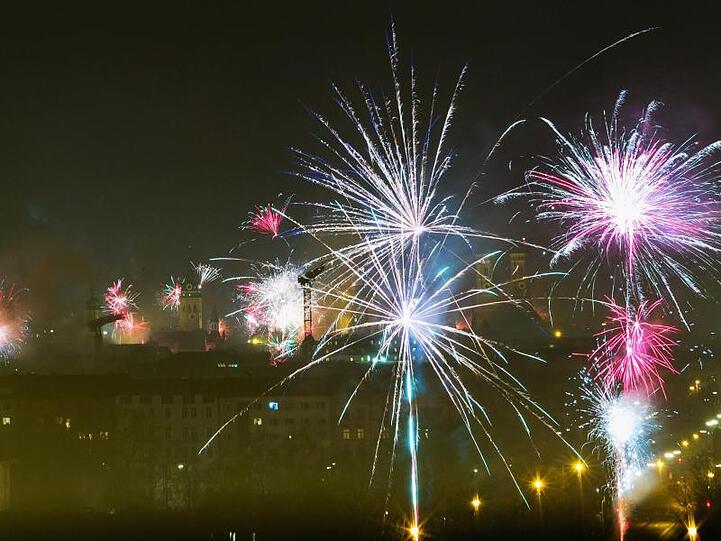 Feuerwerksraketen über der Münchener Innenstadt.