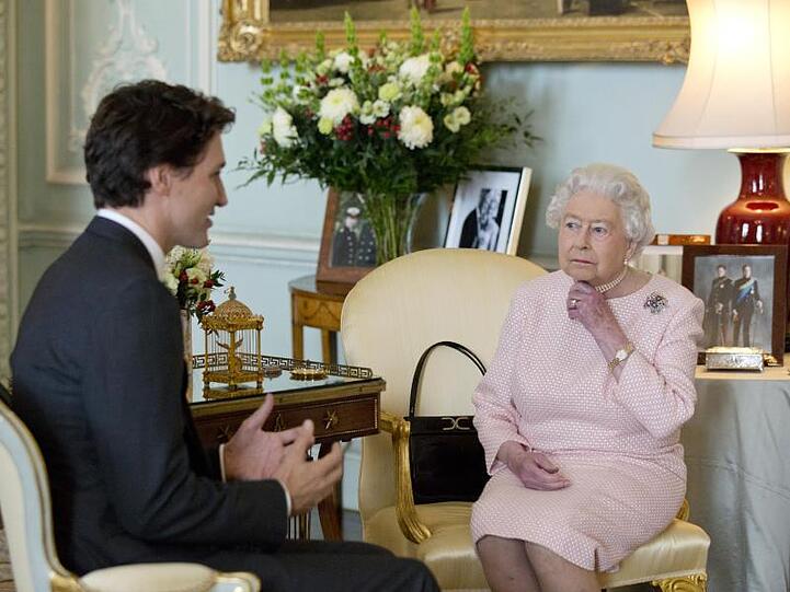Justin Trudeau, Premierminister von Kanada, bei einer Privataudienz mit Königin Elizabeth II. im Buckingham Palast.