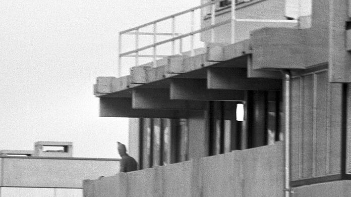 Ein Terrorist zeigt sich am 05.09.1972 auf dem Balkon im Olympischen Dorf der Münchner Sommerspiele.