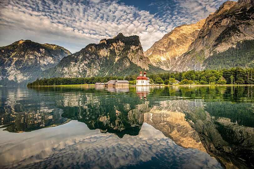 Ein bayerischer Traum: Die Zwiebeltürme von St. Bartholomä am glasklaren Königssee vor der gewaltigen Watzmann-Ostwand.
