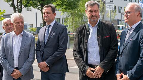 Ludwig Spaenle (CSU), Beauftragter der Bayerischen Staatsregierung für jüdisches Leben und gegen Antisemitismus, der Münchner Oberbürgermeister Dieter Reiter (SPD), Georg Eisenreich (CSU), Justizminister von Bayern, Markus Söder (CSU), Ministerpräsident von Bayern, und Generalstaatsanwalt Reinhard Röttle bei der Pressekonferenz am Tatort in München (von links). Innenminister Joachim Herrmann (nicht im Bild) sprach vor Ort von einem Attentat.