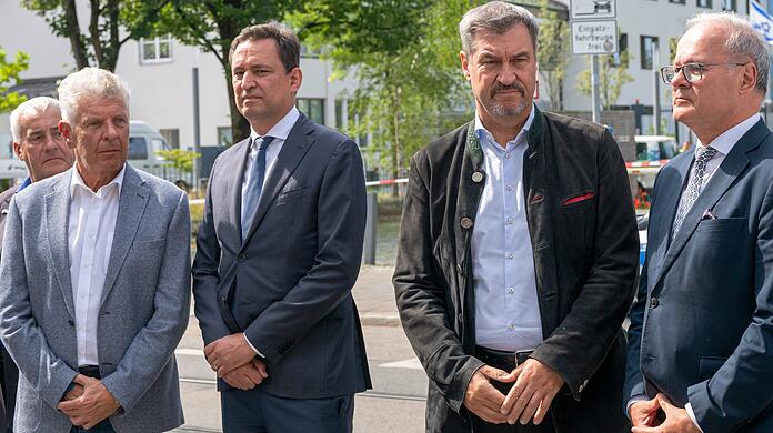 Ludwig Spaenle (CSU), Beauftragter der Bayerischen Staatsregierung für jüdisches Leben und gegen Antisemitismus, der Münchner Oberbürgermeister Dieter Reiter (SPD), Georg Eisenreich (CSU), Justizminister von Bayern, Markus Söder (CSU), Ministerpräsident von Bayern, und Generalstaatsanwalt Reinhard Röttle bei der Pressekonferenz am Tatort in München (von links). Innenminister Joachim Herrmann (nicht im Bild) sprach vor Ort von einem Attentat.