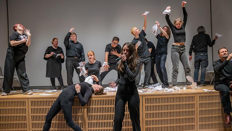 "Ohne Worte": Ein inklusives Tanztheater der Augustinum Werkst&auml;tten und des Carl-Orff-Gymnasiums Unterschlei&szlig;heim. Es verarbeitet die Lebensgeschichten zweier Geh&ouml;rgesch&auml;digter 1943 und heute.