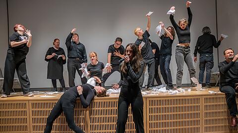 "Ohne Worte": Ein inklusives Tanztheater der Augustinum Werkst&auml;tten und des Carl-Orff-Gymnasiums Unterschlei&szlig;heim. Es verarbeitet die Lebensgeschichten zweier Geh&ouml;rgesch&auml;digter 1943 und heute.
