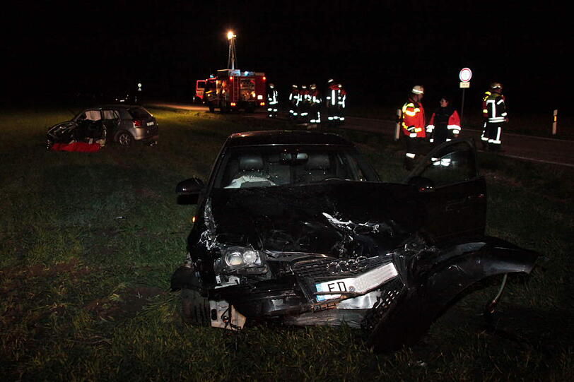 Horror-Unfall im Landkreis Erding: Ein Ehepaar stirbt nach einem Zusammenstoß mit einem 26-jährigen Autofahrer. Der Mann wird leicht verletzt. Die Ursache des Unfalls, der sich am späten Mittwochnachmittag ereignete, ist noch unklar. Hier sehen Sie die Bilder vom Unfallort.