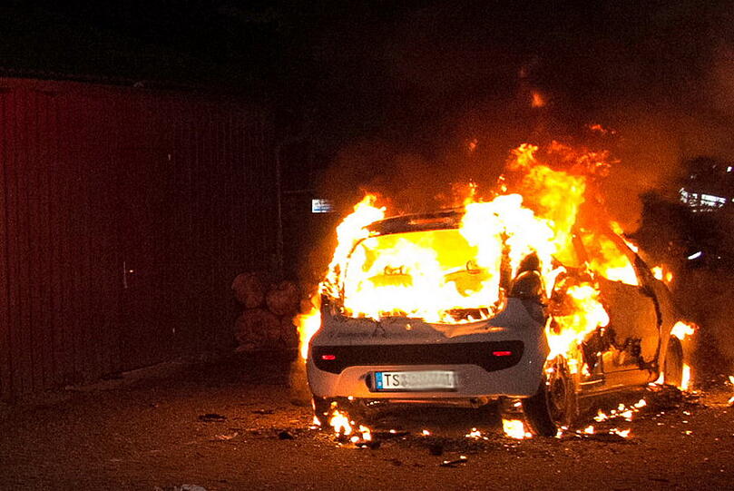 Aus bislang ungeklärter Ursache ging in Traunreut ein Kleinwagen in Flammen auf und brannte komplett aus.