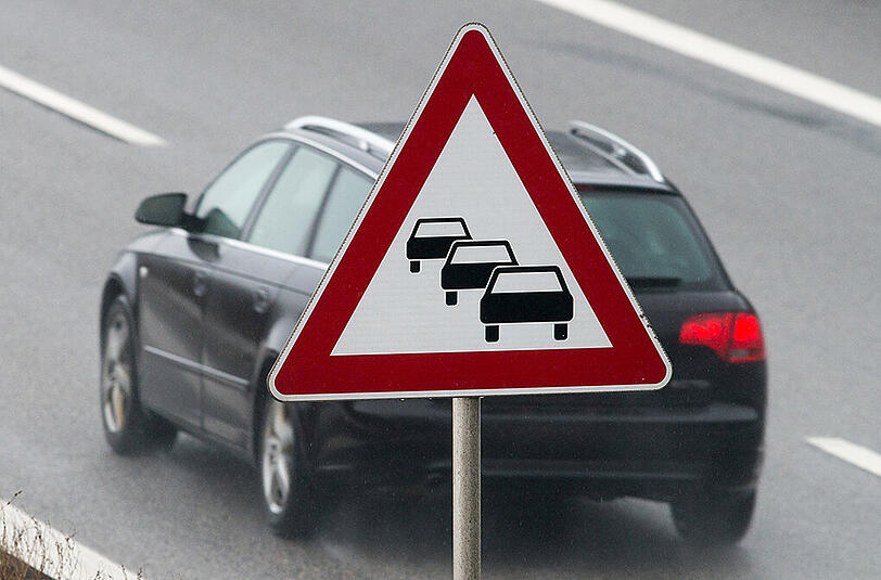 Ein Busfahrer hat auf der A7 einen Stau übersehen und einen Auffahrunfall verursacht.