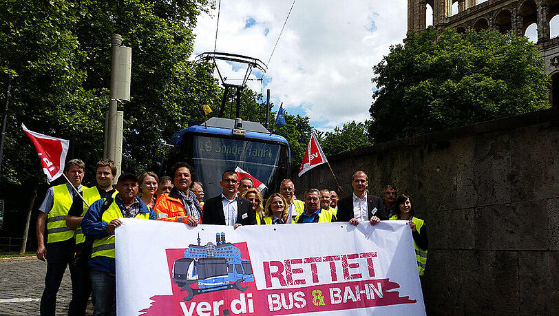 Endstation Maximilianeum: Verdi-Leute bei der Protestfahrt zum Landtag Endstation Maximilianeum: Verdi-Leute bei der Protestfahrt zum Landtag
