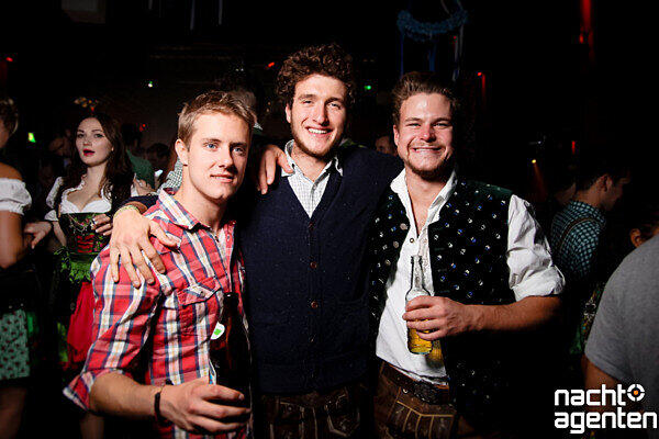 Wer vom Feiern im Festzelt noch nicht genug hatte, konnte in der Nachtgalerie "rumschmus'n". Mehr Bilder unter: http://www.nachtagenten.de/gallery/rumschmus-n.939506.html