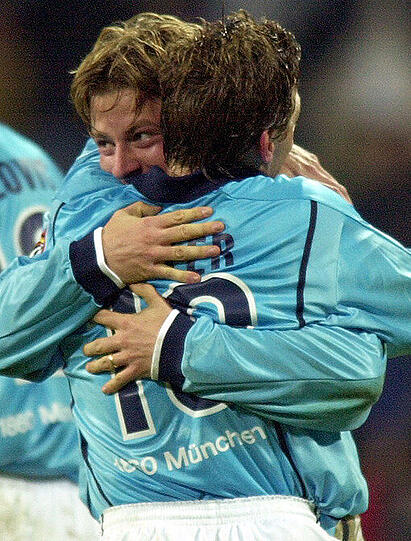 Thomas Häßler umarmt seinen Teamkollegen Thomas Riedel nach dessen Treffer zum 1:0 gegen den FC Bayern. Am 27. November 1999 gewannen die Löwen zum ersten Mal seit 17 Jahren wieder das Münchner Derby.