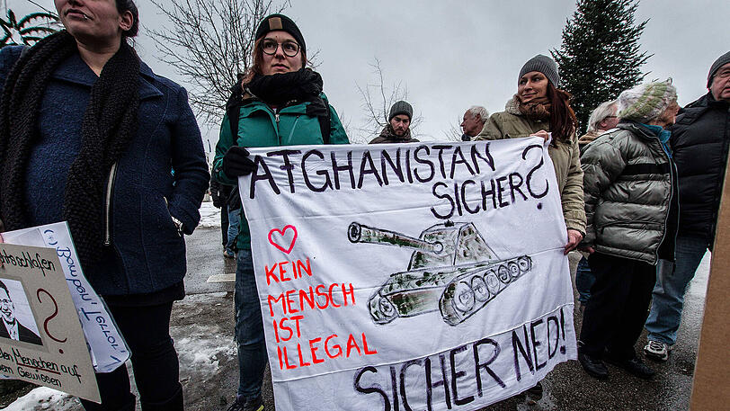 Mehrere hundert Menschen demonstrierten während des Besuches von Innenminister Thomas de Maiziere gegen Abschiebungen nach Afghanistan.