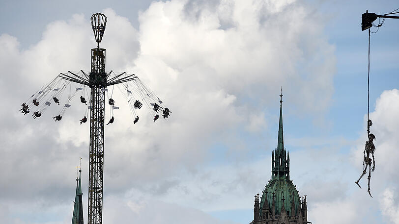 Links das Karussell, rechts der Geist - und in der Mitte die Kuppel der Paulskirche