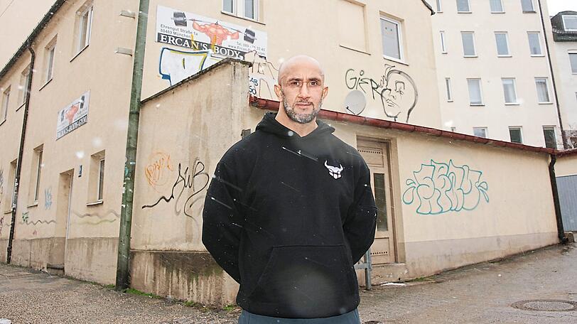 Ein Hauch Bronx im schicken Dreimühlenviertel: Ercan Demir, auch bekannt als "Pumping Ercan", vor seinem Body-Gym in der Ehrengutstraße 1a.