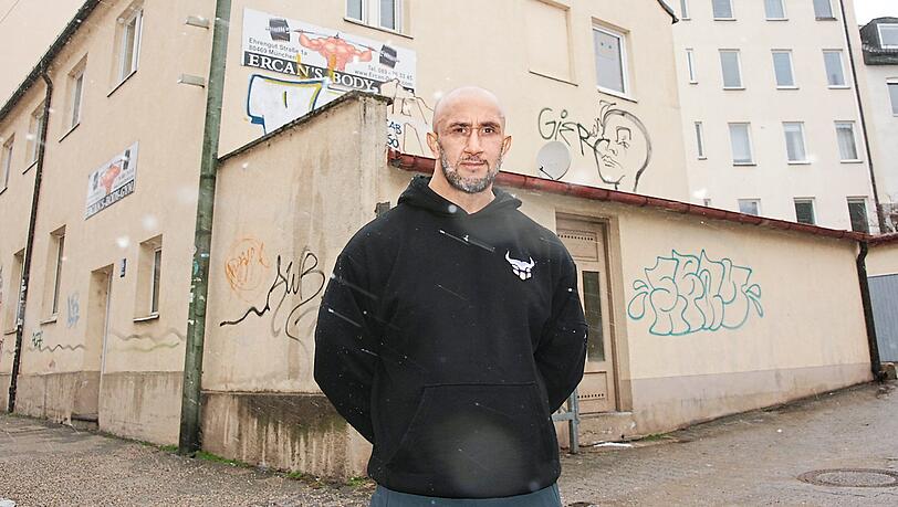 Ein Hauch Bronx im schicken Dreimühlenviertel: Ercan Demir, auch bekannt als "Pumping Ercan", vor seinem Body-Gym in der Ehrengutstraße 1a. Ein Hauch Bronx im schicken Dreimühlenviertel: Ercan Demir, auch bekannt als "Pumping Ercan", vor seinem Body-Gym in der Ehrengutstraße 1a.