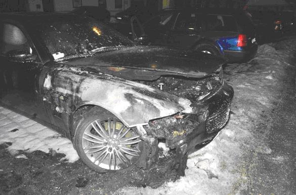 Die Front ist vollkommen zerstört: Dieser luxuriöse Maserati ging in der Isarvorstadt in Flammen auf.