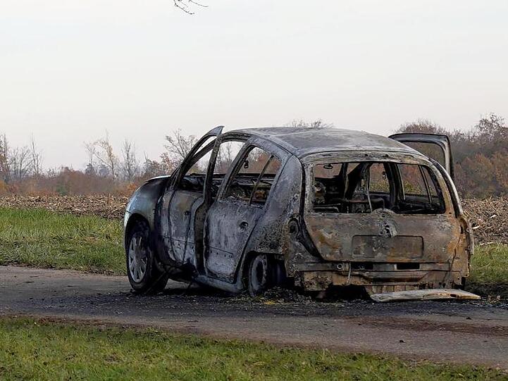 Ein 47 Jahre alter Mann soll ein Auto angezündet haben, in dem seine getrennt von ihm lebende Ehefrau saß.