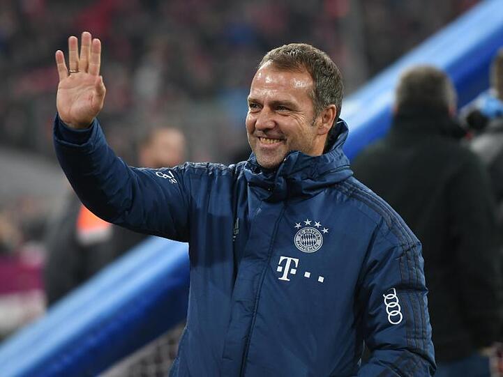 Bayerns Trainer Hansi Flick winkt vor dem Spiel. Foto: Angelika Warmuth/dpa/Archivbild