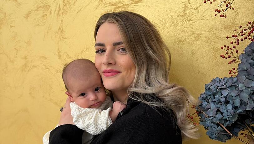 Überglückliche Neu-Mama: Maxyne Lippert zeigt exklusiv in der AZ Tochter Aurora Naima.