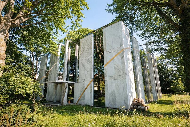 Mit Goldfinger-Spur: Das Anwesen erinnerte ihn an eine James Bond Kulisse, weshalb Hollescheck sich entschied, die Villa w&auml;hrend der Zwischennutzung nach dem Bond-B&ouml;sewicht Ernst Stavro Blofeld zu benennen.