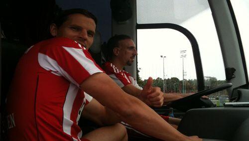 Daniel van Buyten (vorne) glaubt durchaus, dass sein Kumpel Franck Ribéry einen guten Busfahrer abgeben würde. Daniel van Buyten (vorne) glaubt durchaus, dass sein Kumpel Franck Ribéry einen guten Busfahrer abgeben würde.