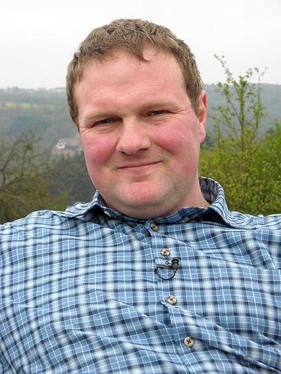 Milchbauer Martin (32) stammt aus der Untermosel. Dort lebt er mit seiner Familie auf einem idyllisch gelegenen Aussiedlerhof. 60 Milchkühe und 60 Kälber finden auf dem 300 ha Ackerbau- und Grünlandbetrieb ein Zuhause. Der treue Milchbauer ist mit der Landwirtschaft groß geworden und konnte sich nie einen anderen Beruf vorstellen.
Martin geht voll in seiner Arbeit auf, viel Zeit für die Partnersuche blieb bisher nicht. Daher ist der ehrliche Bauer im Umgang mit Frauen befangen und traut sich selten den ersten Schritt zu machen. Dabei hat Martin viel zu geben: er ist ein wahrer Familienmensch und seine Herzdame würde er auf Händen tragen. Martin sucht eine Frau, die offen, ehrlich und treu ist. Der 1,86 Meter große Bauer würde sich außerdem freuen, wenn seine Zukünftige die Landwirtschaft liebt und ihm bei den täglichen Arbeiten unter die Arme greift. Und wenn sie Martins Kinderwunsch teilt, dann stehen ihre Chancen sehr gut, sein Herz zu gewinnen.