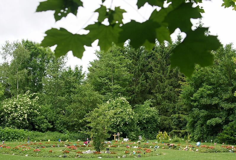 Eine 79-jährige Münchnerin ist am Samstag auf dem Waldfriedhof brutal überfallen und beraubt worden - sie wollte das Grab ihres Mannes besuchen.