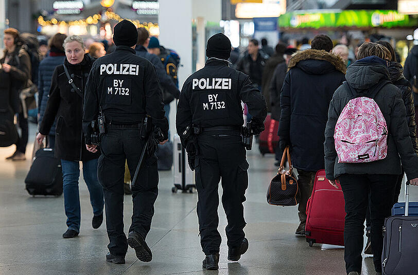 Nach dem Terroralarm patroullieren Polizisten am Münchner Hauptbahnhof.