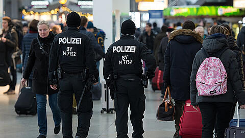 Nach dem Terroralarm patroullieren Polizisten am Münchner Hauptbahnhof.