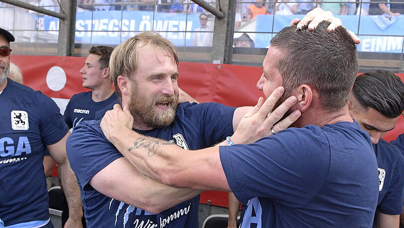 So sieht grenzenlose Erleichterung aus: Daniel Bierofka und Sascha Mölders fallen sich in die Arme. So sieht grenzenlose Erleichterung aus: Daniel Bierofka und Sascha Mölders fallen sich in die Arme.