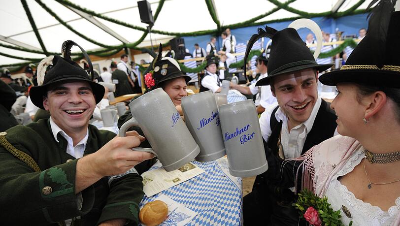 Anstoßen auf der Oidn Wiesn: Das soll nach dem Willen der Wirte länger möglich sein. Anstoßen auf der Oidn Wiesn: Das soll nach dem Willen der Wirte länger möglich sein.