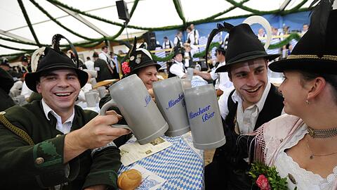 Anstoßen auf der Oidn Wiesn: Das soll nach dem Willen der Wirte länger möglich sein.