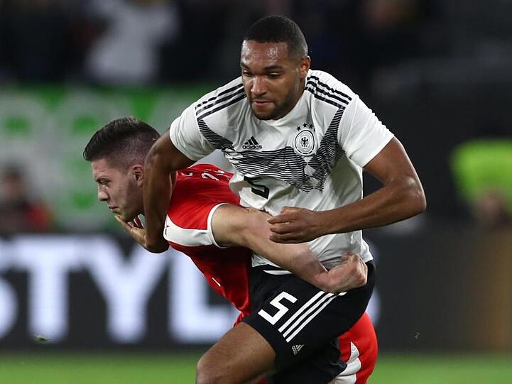 Kennen sich gut aus der Bundesliga: Jonathan Tah (r) ringt mit dem Serben Luka Jovic um den Ball.