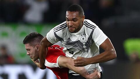 Kennen sich gut aus der Bundesliga: Jonathan Tah (r) ringt mit dem Serben Luka Jovic um den Ball.